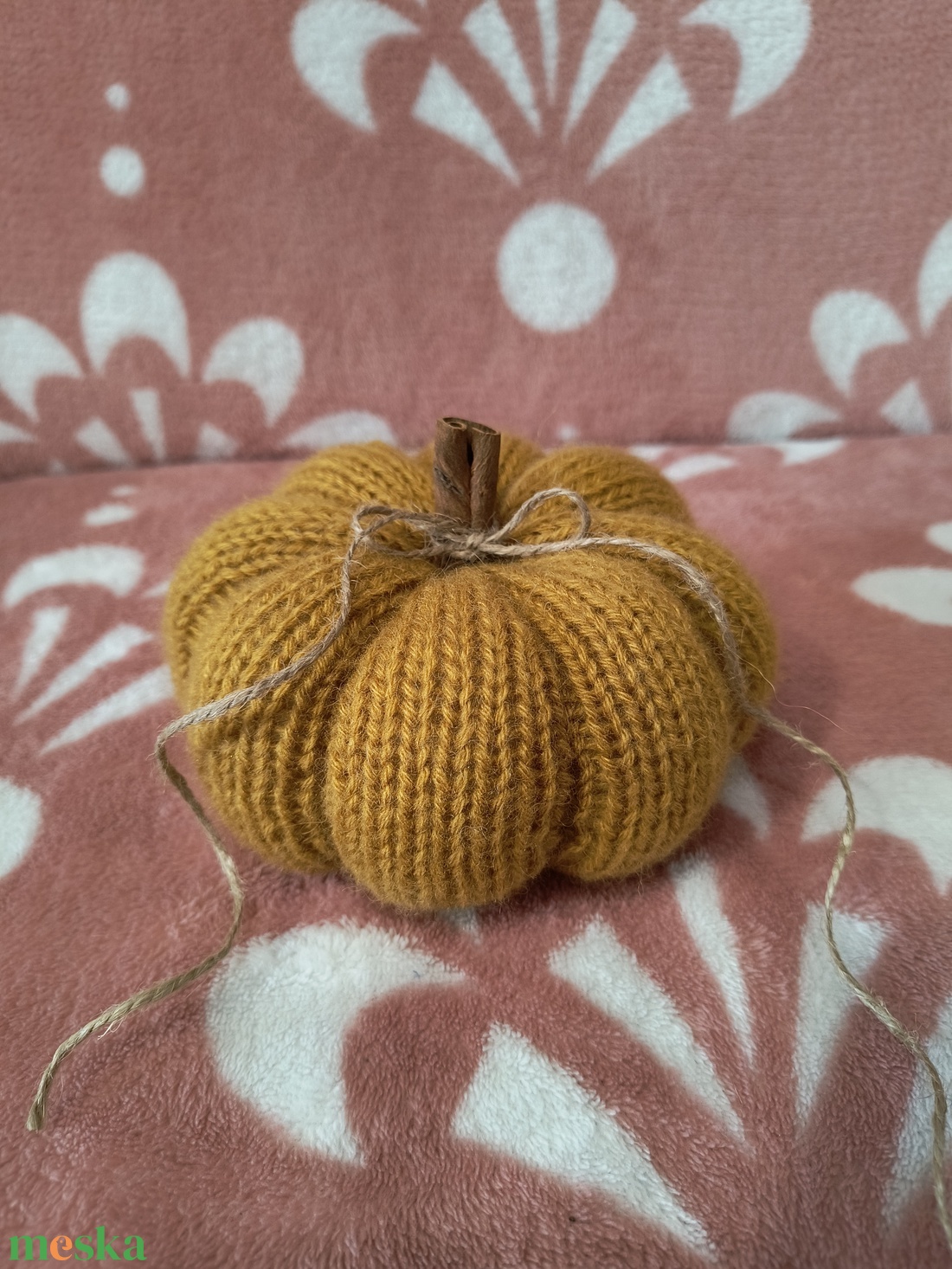 Kötött tök, fahéj rúddal - kellékek & szerszámok - dekorációs kellékek - őszi dekor - őszi dekortök - Meska.hu