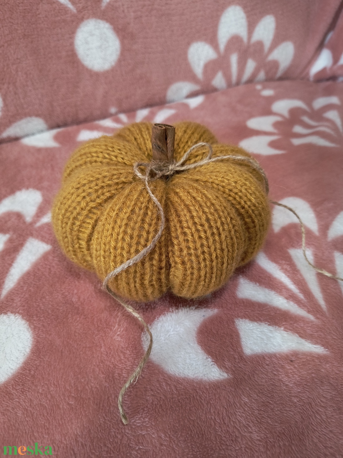 Kötött tök, fahéj rúddal - kellékek & szerszámok - dekorációs kellékek - őszi dekor - őszi dekortök - Meska.hu