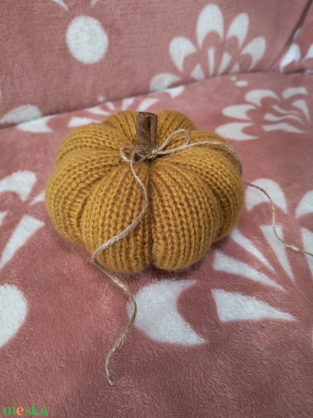 Kötött tök, fahéj rúddal - kellékek & szerszámok - dekorációs kellékek - őszi dekor - őszi dekortök - Meska.hu