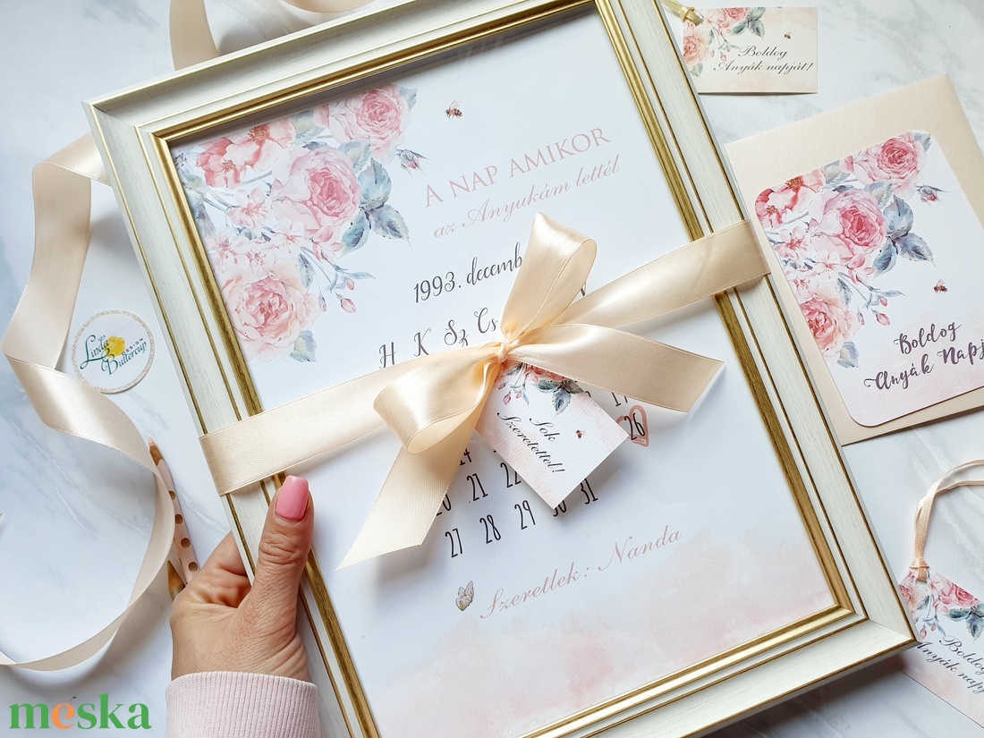  Anyák napi ajándék csomag, 1 napos feladással, Képkerettel, képeslappal, ajándékkísérővel és masnival - otthon & életmód - dekoráció - fali és függő dekoráció - falinaptár & öröknaptár - Meska.hu