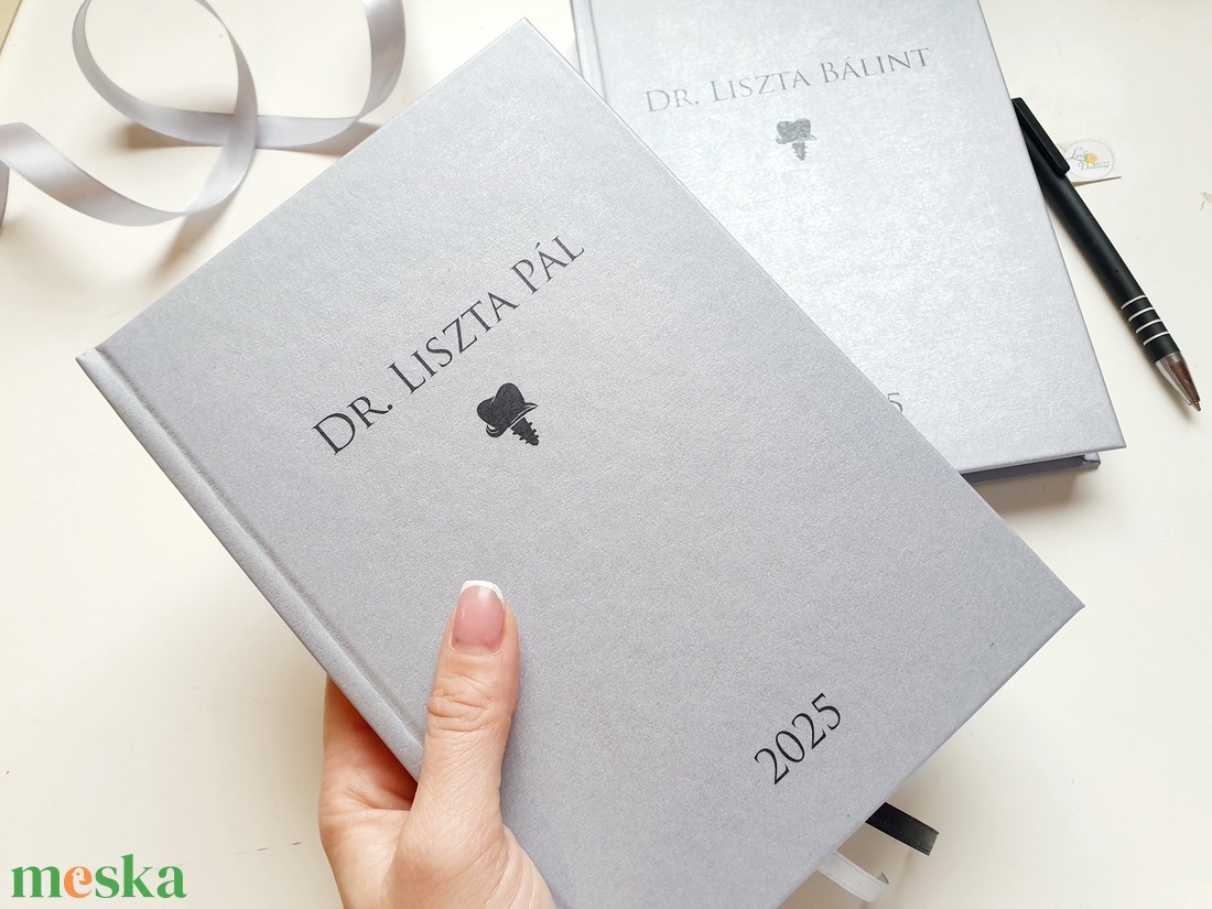 2026-os egyedi naptár, minimál, ezüst, fogorvos, Naptár, határidőnapló, kalendár, zsebnaptár, névreszóló, tervező - otthon & életmód - papír, írószer - naptár & tervező - Meska.hu