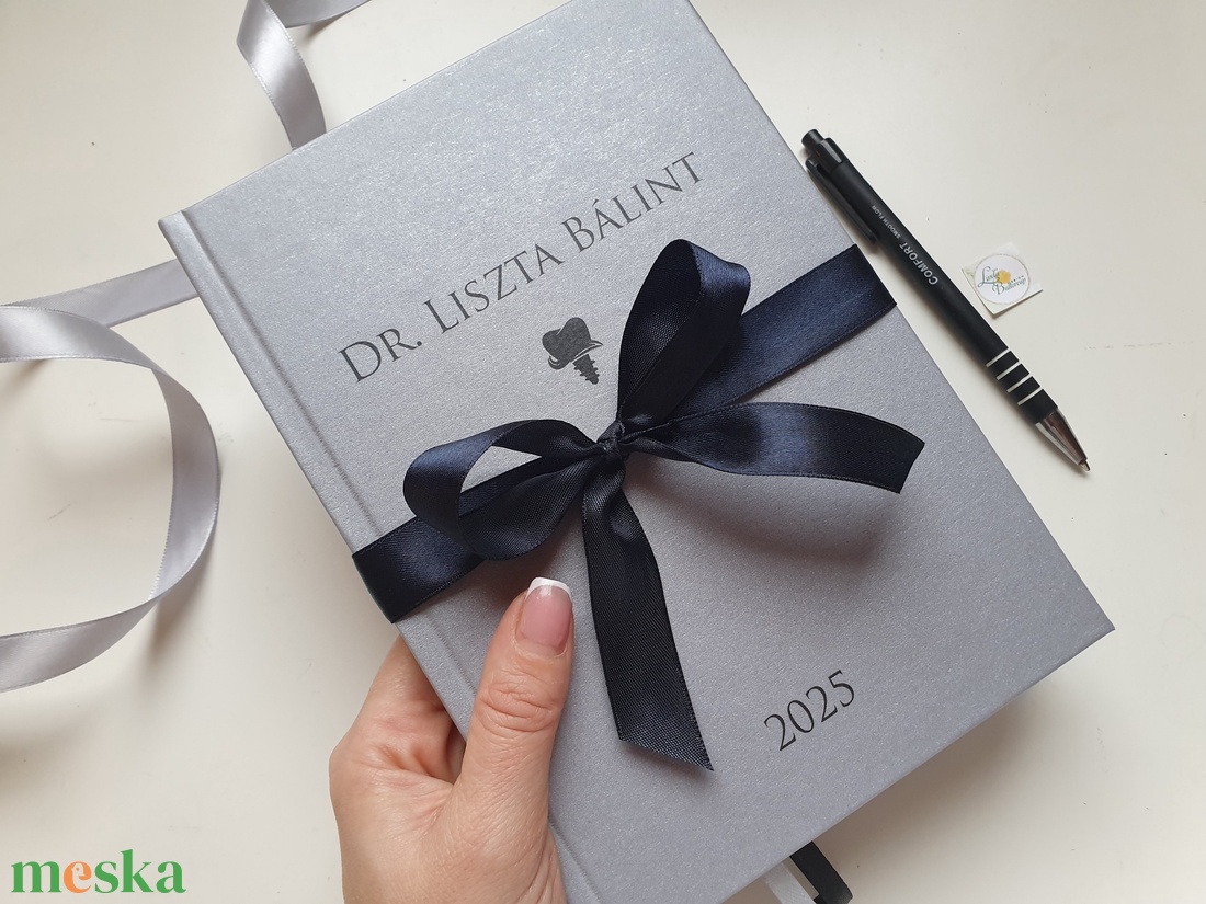 2026-os egyedi naptár, minimál, ezüst, fogorvos, Naptár, határidőnapló, kalendár, zsebnaptár, névreszóló, tervező - otthon & életmód - papír, írószer - naptár & tervező - Meska.hu