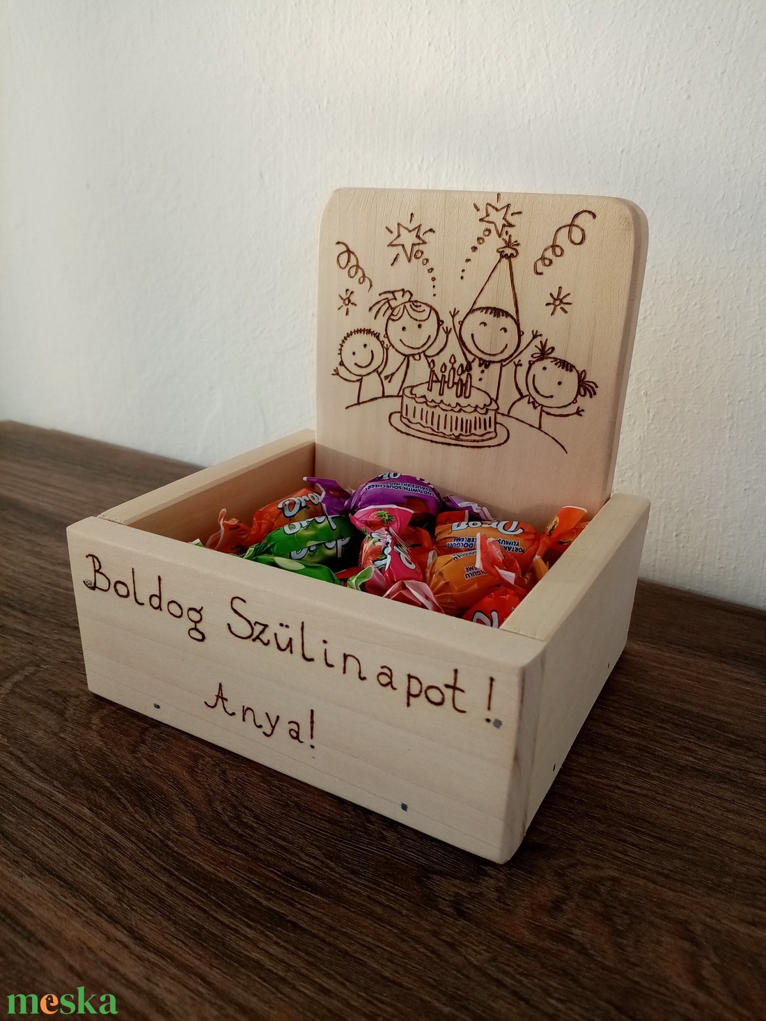 Szülinapi, névnapi cukorkatartó box - otthon & életmód - papír, írószer - ajándékozás kellékei - képeslap, üdvözlőlap - Meska.hu Szülinapi, névnapi cukorkatartó box - otthon & életmód - papír, írószer - ajándékozás kellékei - képeslap, üdvözlőlap - Meska.hu