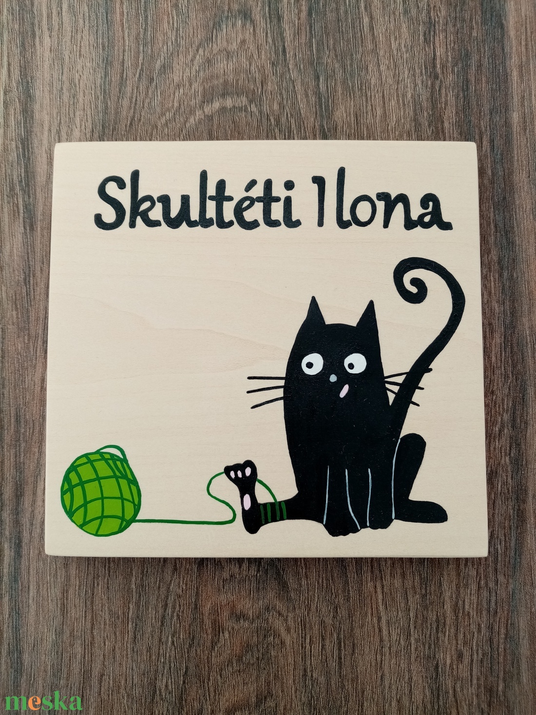 Névre szóló ajtójelölő tábla, ajtódísz, kopogtató- fonal galiba akciós termékkép 1