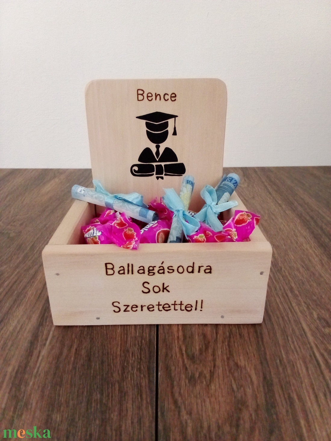 Ballagási pénzátadó, ballagási cukorkatartó box - otthon & életmód - papír, írószer - ajándékozás kellékei - pénzátadó doboz - Meska.hu Ballagási pénzátadó, ballagási cukorkatartó box - otthon & életmód - papír, írószer - ajándékozás kellékei - pénzátadó doboz - Meska.hu