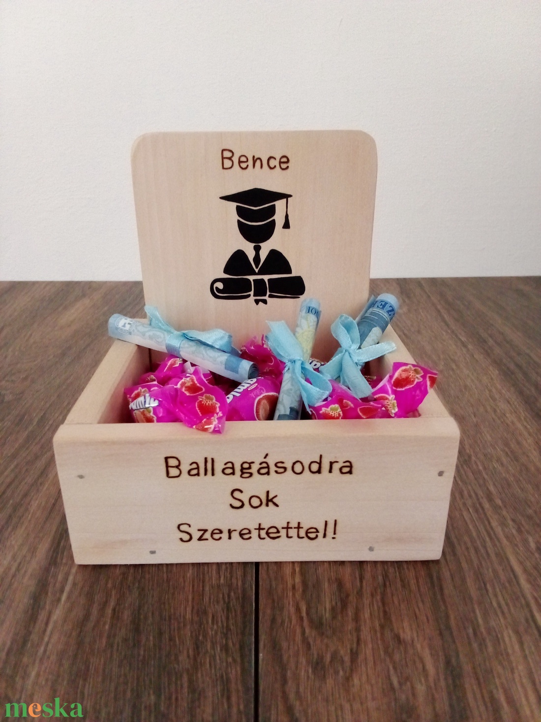 Ballagási pénzátadó, ballagási cukorkatartó box - otthon & életmód - papír, írószer - ajándékozás kellékei - pénzátadó doboz - Meska.hu Ballagási pénzátadó, ballagási cukorkatartó box - otthon & életmód - papír, írószer - ajándékozás kellékei - pénzátadó doboz - Meska.hu