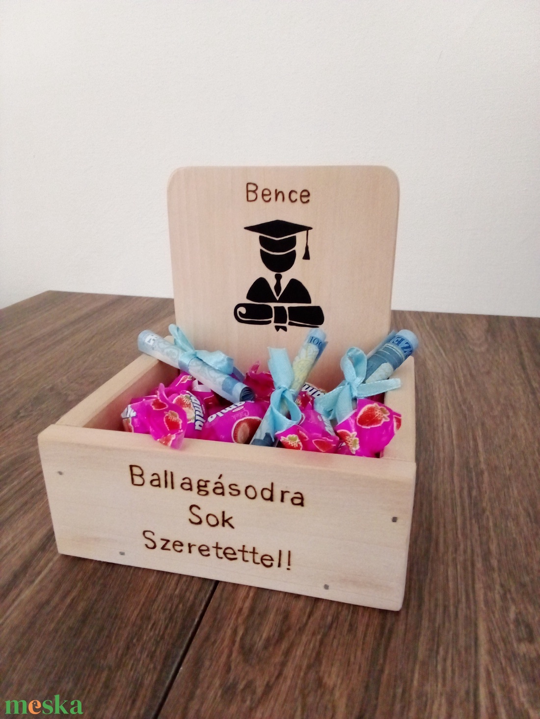 Ballagási pénzátadó, ballagási cukorkatartó box - otthon & életmód - papír, írószer - ajándékozás kellékei - pénzátadó doboz - Meska.hu Ballagási pénzátadó, ballagási cukorkatartó box - otthon & életmód - papír, írószer - ajándékozás kellékei - pénzátadó doboz - Meska.hu