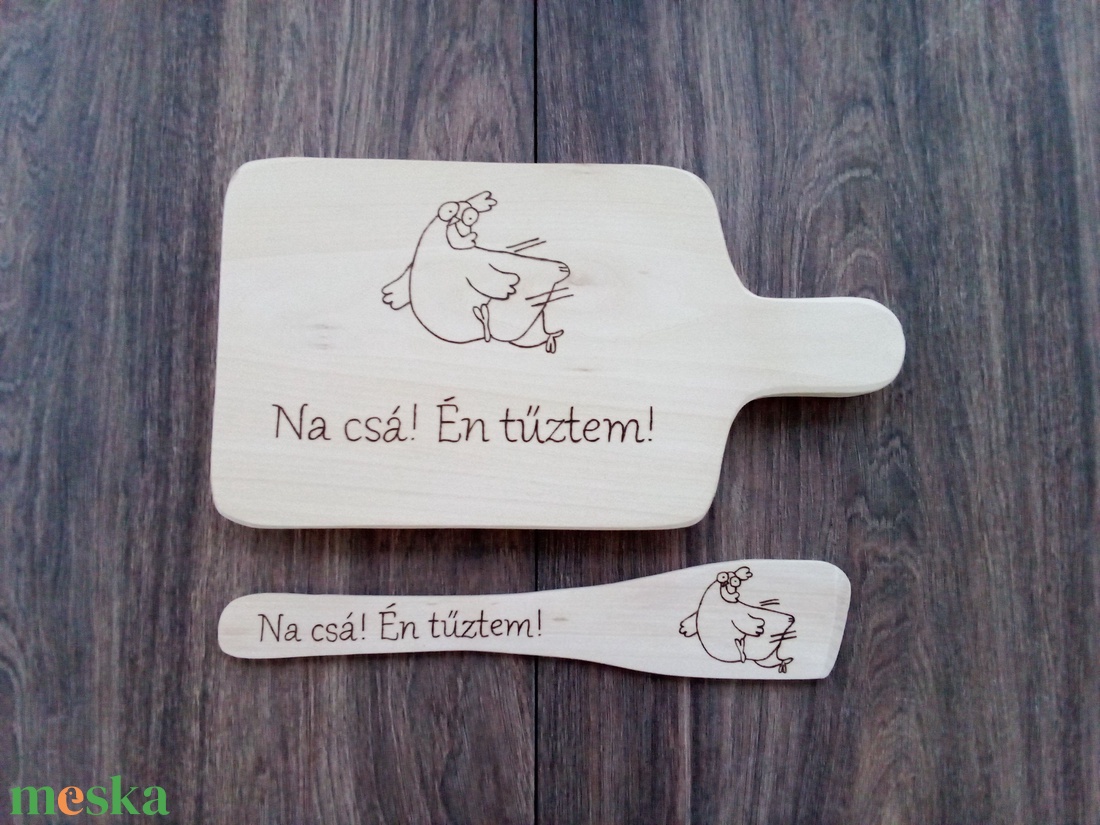 Vicces Csirkés vágódeszka, fakanál, teflon lapát szett - 2 darabos - otthon & életmód - konyhafelszerelés, tálalás - sütés, főzés - vágódeszka - Meska.hu