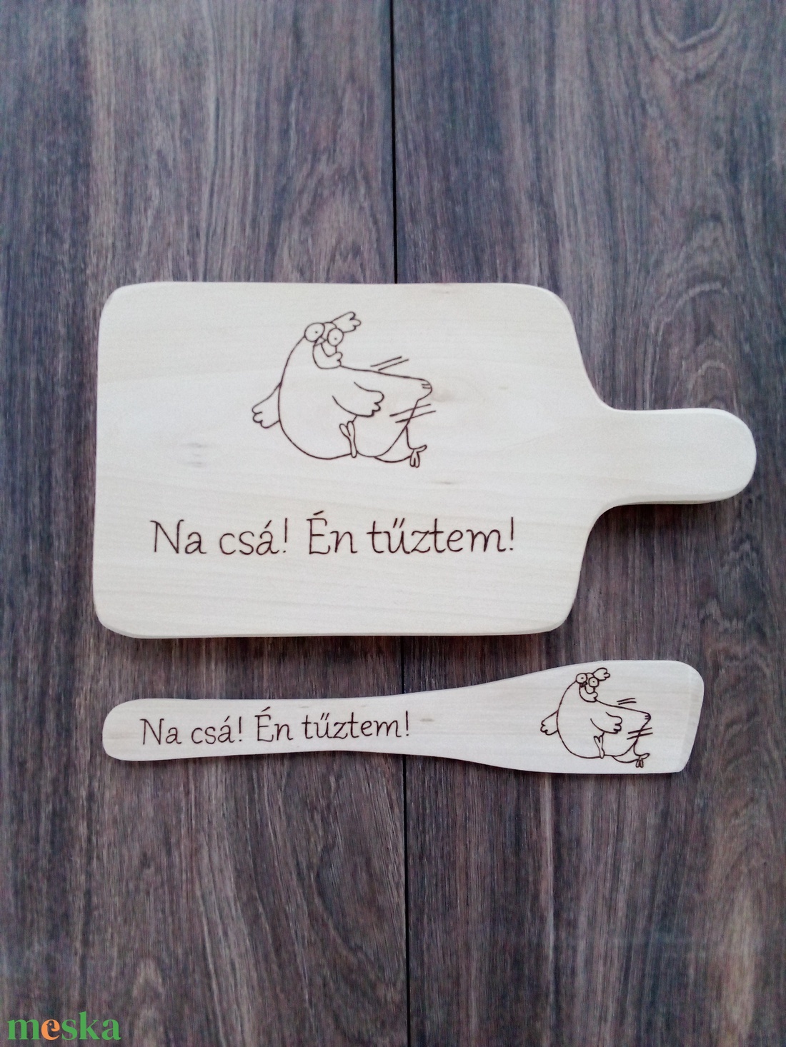 Vicces Csirkés vágódeszka, fakanál, teflon lapát szett - 2 darabos - otthon & életmód - konyhafelszerelés, tálalás - sütés, főzés - vágódeszka - Meska.hu