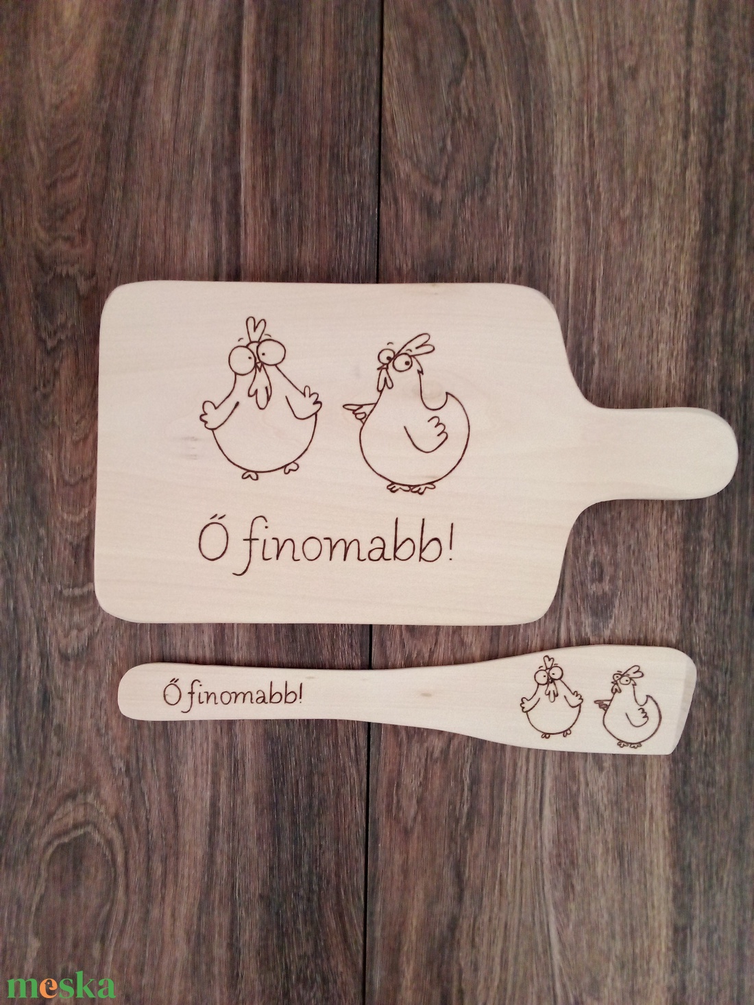 Vicces Csirkés vágódeszka, fakanál, teflon lapát szett - 2 darabos - otthon & életmód - konyhafelszerelés, tálalás - tálalás - tányér & étkészlet - Meska.hu