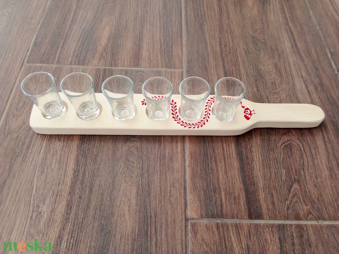 Magyar motívummal díszített rövidital kínáló, pálinkakínáló, italtartó - otthon & életmód - konyhafelszerelés, tálalás - tálalás - pálinkás poharak, szettek - Meska.hu