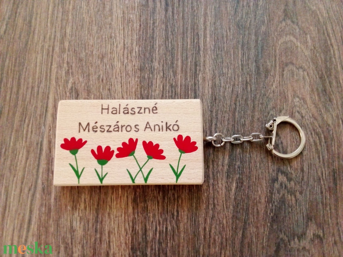 Virágos, névvel gravírozott kulcstartó, névtábla, felirat - kulcstartó - otthon & életmód - papír, írószer - ajándékozás kellékei - pénzátadó doboz - Meska.hu