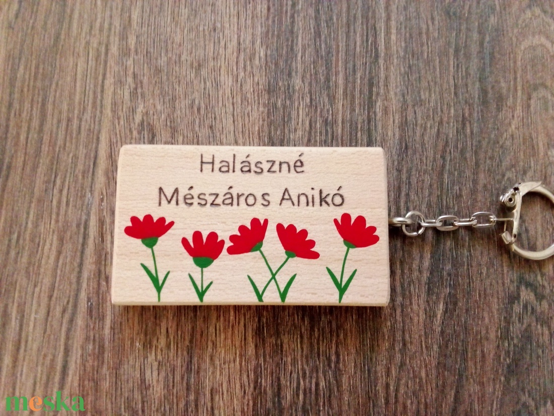 Virágos, névvel gravírozott kulcstartó, névtábla, felirat - kulcstartó - otthon & életmód - papír, írószer - ajándékozás kellékei - pénzátadó doboz - Meska.hu