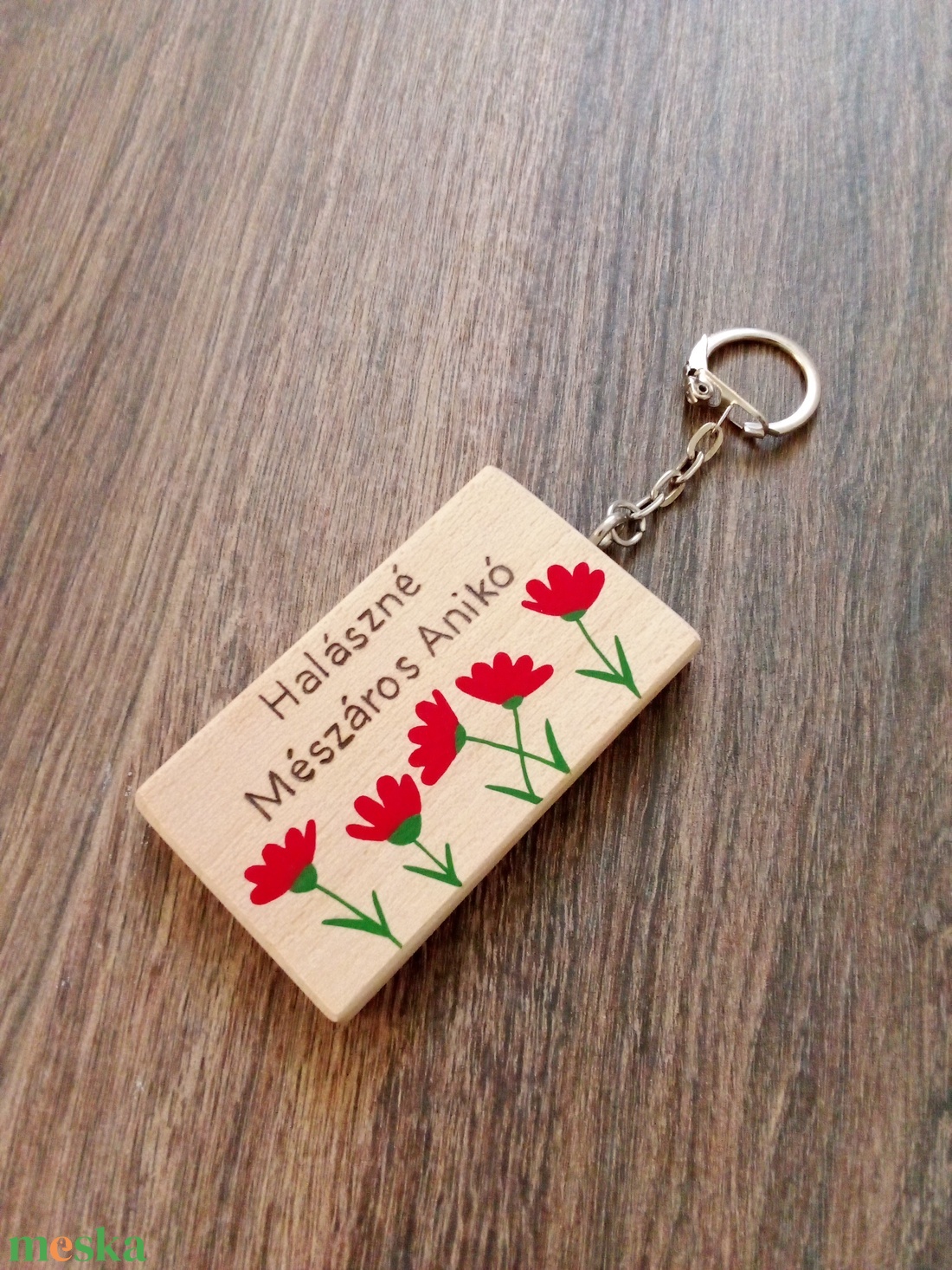Virágos, névvel gravírozott kulcstartó, névtábla, felirat - kulcstartó - otthon & életmód - papír, írószer - ajándékozás kellékei - pénzátadó doboz - Meska.hu