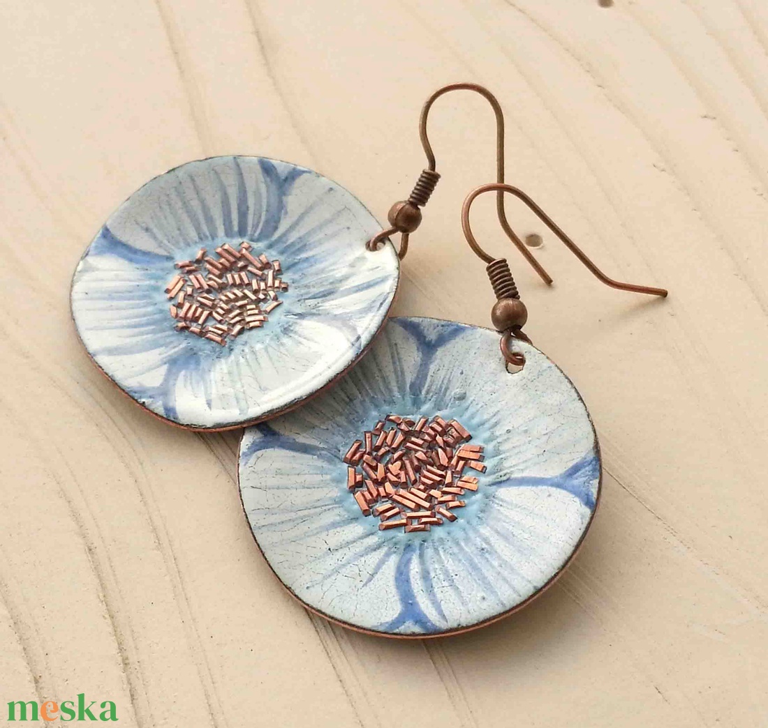 fehér - kék anemona pipacs virág tűzzománc fülbeavló fehér fülbevaló tűzzománc pipacs - ékszer - fülbevaló - lógós kerek fülbevaló - Meska.hu