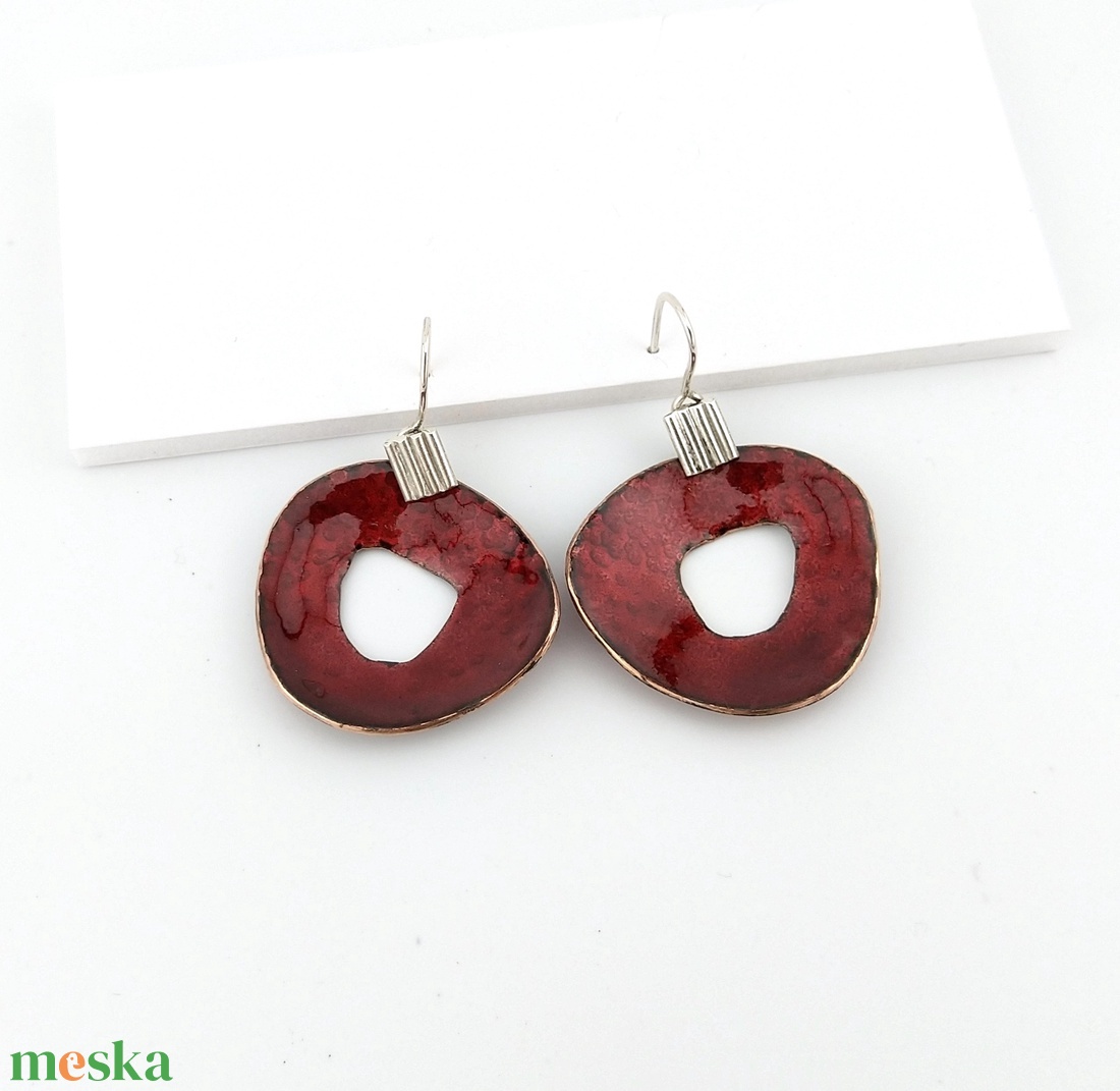 Bordó karika tűzzománc fülbevaló ezüst fülbevaló akasztóval - ékszer - fülbevaló - lógó fülbevaló - Meska.hu