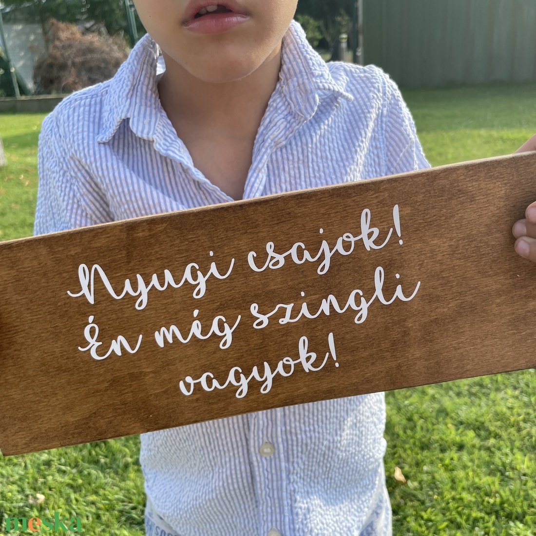 Egyedi feliratos fa tábla - Nyugi csajok, én még szingli vagyok! felirattal - esküvő - dekoráció - helyszíni dekor - Meska.hu