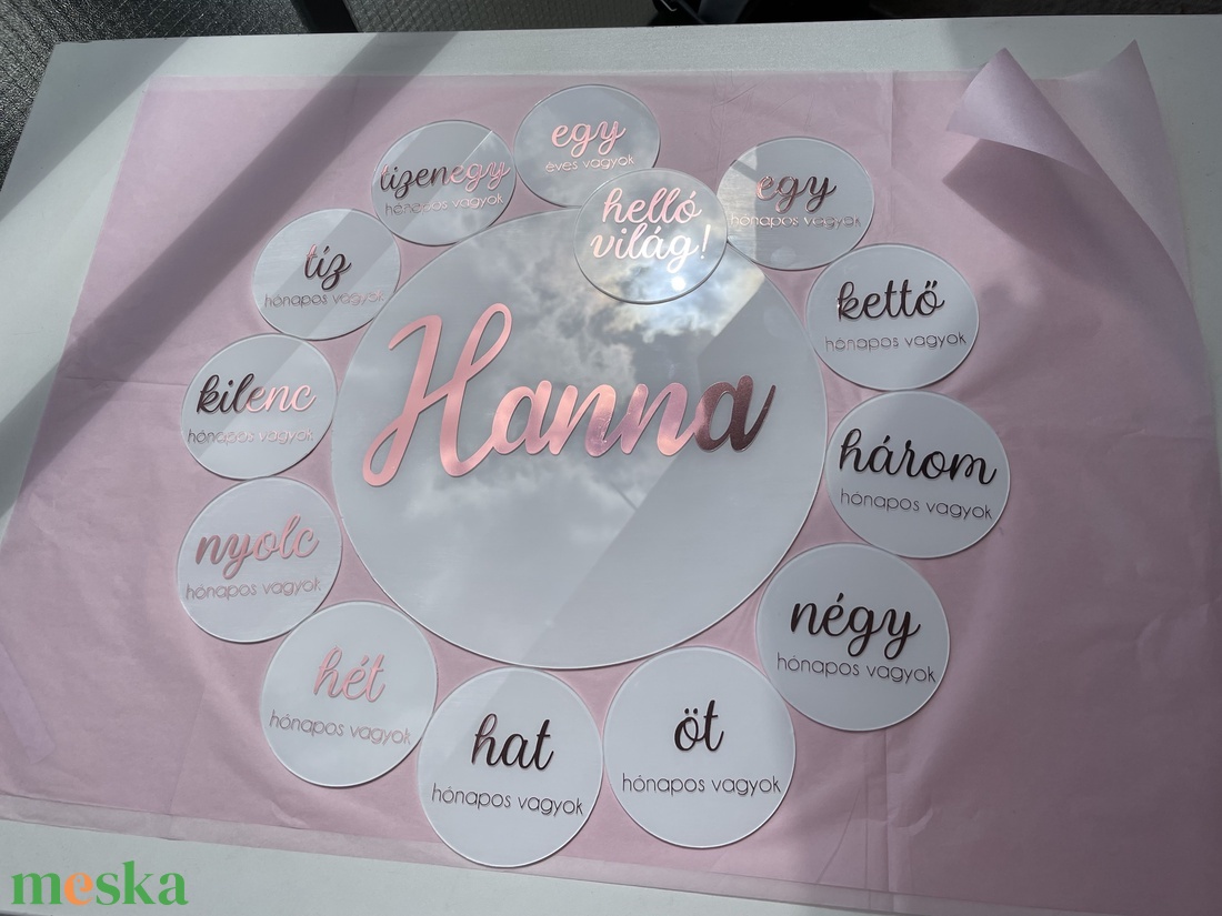 Babafotózás csomag  12 mérföldkő korong + névre szóló plexi tábla - otthon & életmód - babaszoba, gyerekszoba - babaszoba dekoráció - Meska.hu