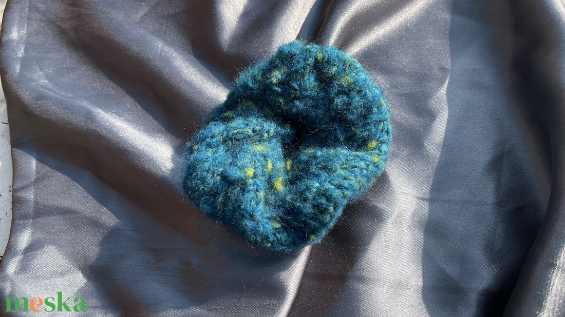 Kékes-zöldes fodros scrunchie - ruha & divat - hajdísz & hajcsat - hajgumi - Meska.hu Kékes-zöldes fodros scrunchie - ruha & divat - hajdísz & hajcsat - hajgumi - Meska.hu