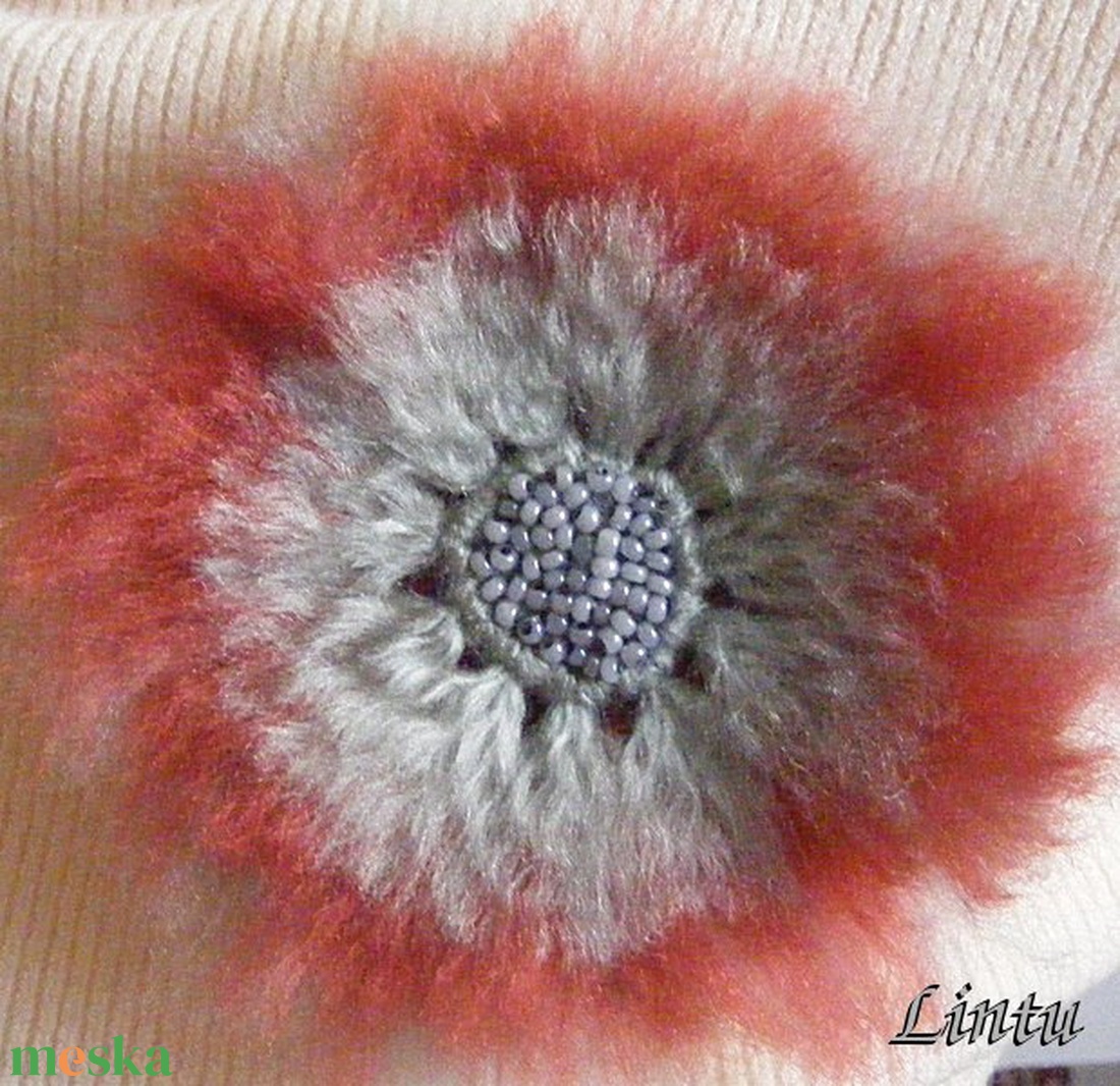 Pihe-puha szürke-piros kitűző (bross) - ékszer - kitűző és bross - kitűző - Meska.hu