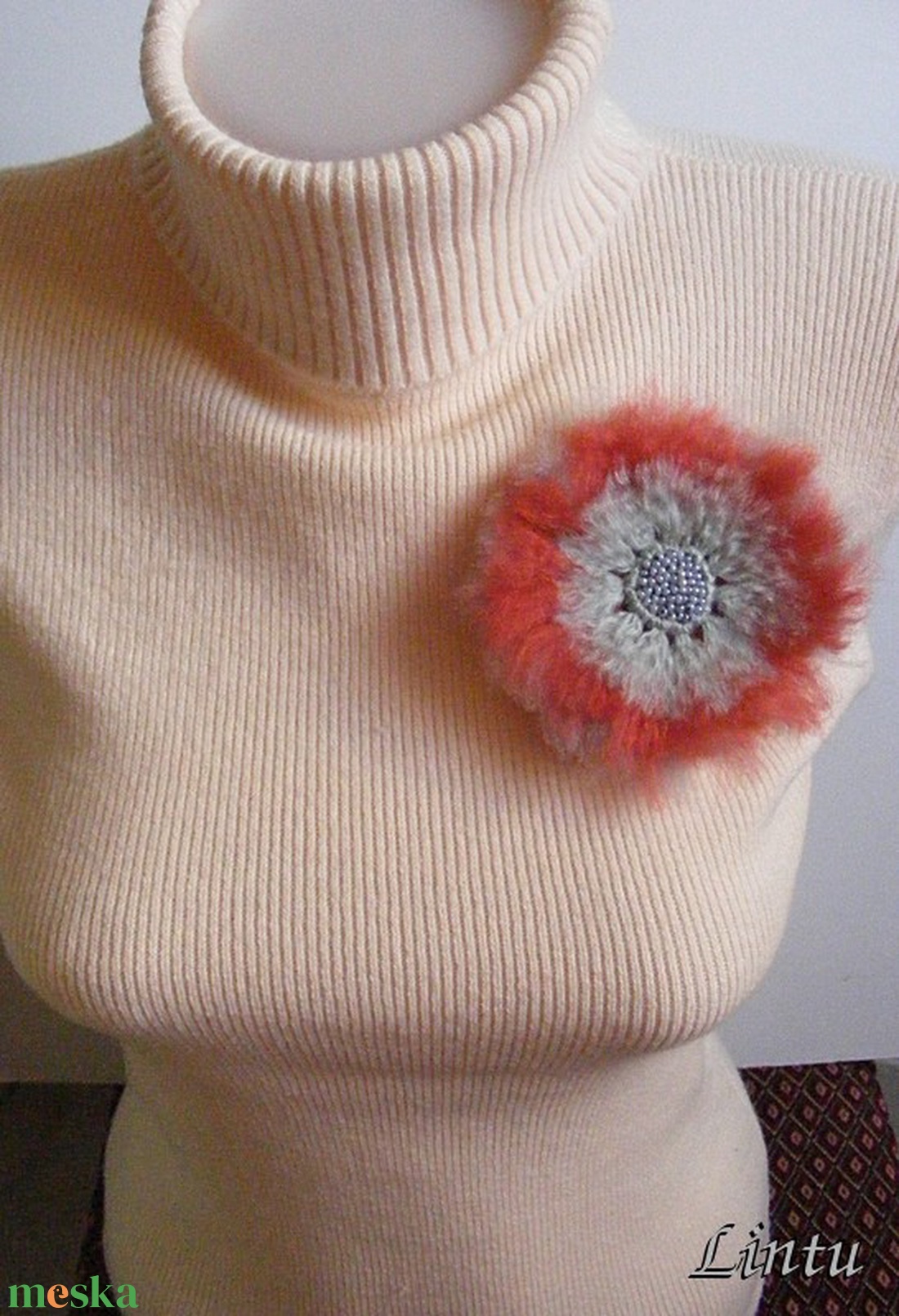 Pihe-puha szürke-piros kitűző (bross) - ékszer - kitűző és bross - kitűző - Meska.hu