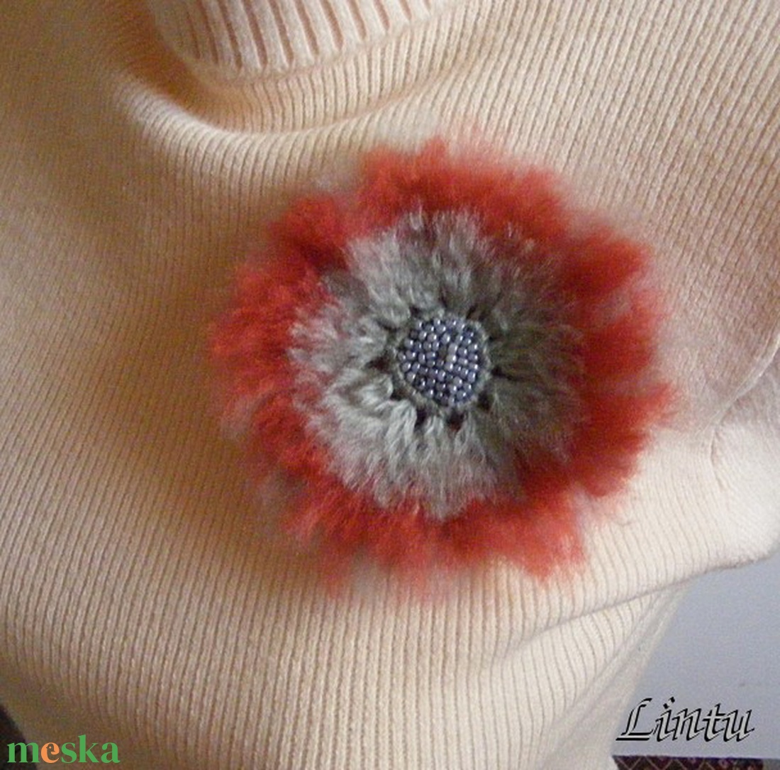 Pihe-puha szürke-piros kitűző (bross) - ékszer - kitűző és bross - kitűző - Meska.hu