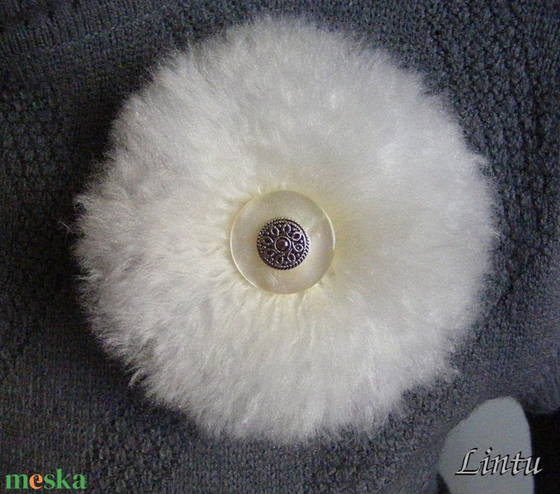Pihe-puha fehér-törtfehér kitűző (bross) - ékszer - kitűző és bross - kitűző - Meska.hu
