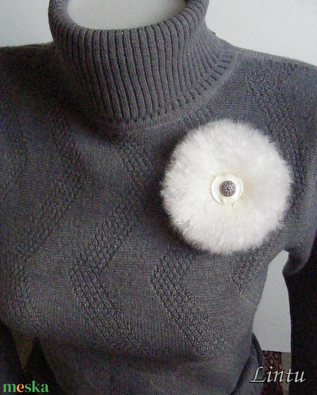 Pihe-puha fehér-törtfehér kitűző (bross) - ékszer - kitűző és bross - kitűző - Meska.hu