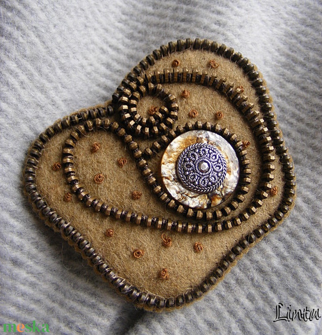 Cipzárbross (kitűző) - barnás keki filc, áttetsző barna gomb - ékszer - kitűző és bross - kitűző - Meska.hu Cipzárbross (kitűző) - barnás keki filc, áttetsző barna gomb - ékszer - kitűző és bross - kitűző - Meska.hu