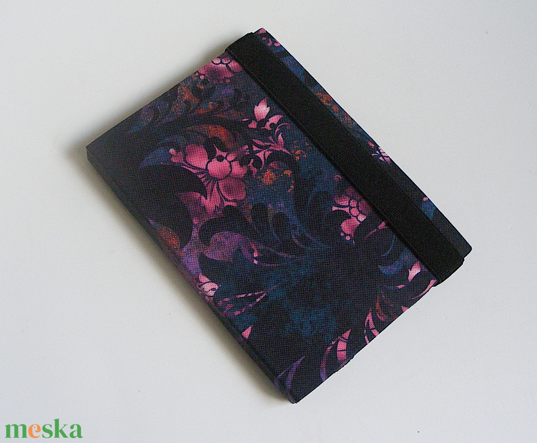 Lila virágok, vízhatlan anyagból készült kemény ebook-tok - táska & tok - ebook & tablet tok - Meska.hu