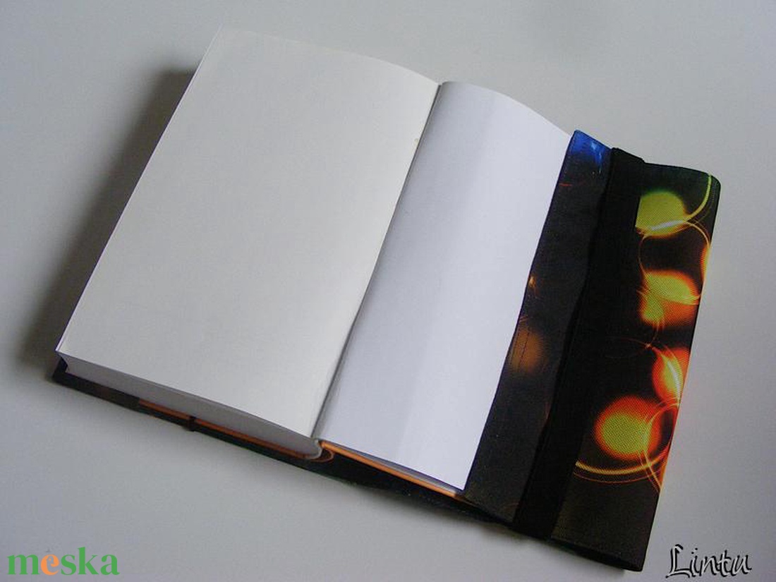 Kétoldalú vízhatlan könyvborító állítható szélességgel, SZÍNES FÉNYEK és ZÖLD MINTA - könyv & zene - könyvtok - Meska.hu