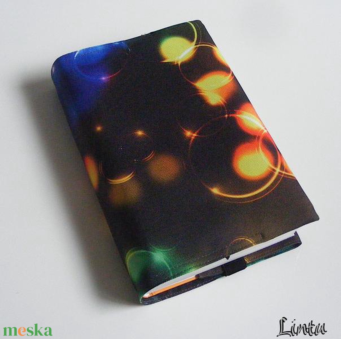 Kétoldalú vízhatlan könyvborító állítható szélességgel, SZÍNES FÉNYEK és ZÖLD MINTA - könyv & zene - könyvtok - Meska.hu