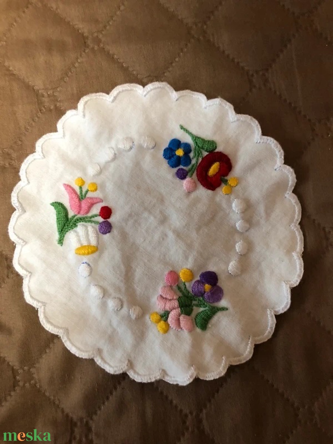 Kicsi, kerek, kézzel hímzett kalocsai terítő - otthon & életmód - lakástextil - abrosz, terítő - díszterítő polcra, komódra - Meska.hu