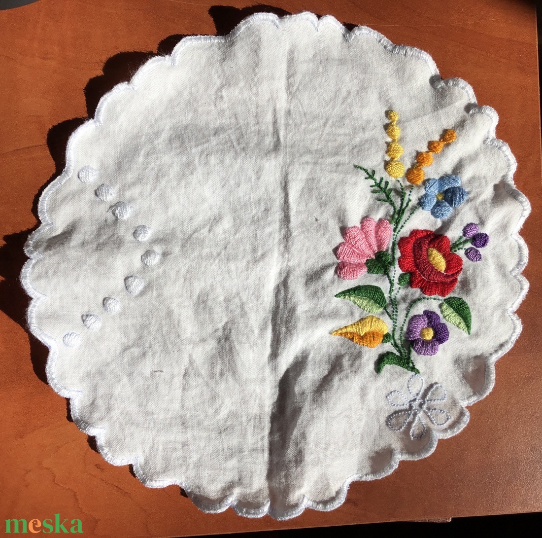 Kerek, kézzel hímzett kalocsai terítő - otthon & életmód - lakástextil - abrosz, terítő - díszterítő polcra, komódra - Meska.hu