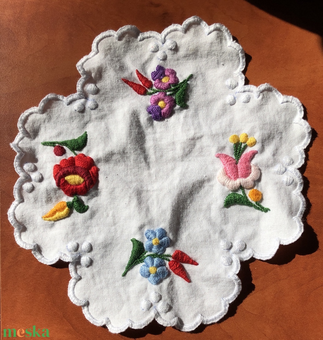 Kézzel hímzett kicsi, négyzetes kalocsai terítő - otthon & életmód - lakástextil - abrosz, terítő - díszterítő polcra, komódra - Meska.hu