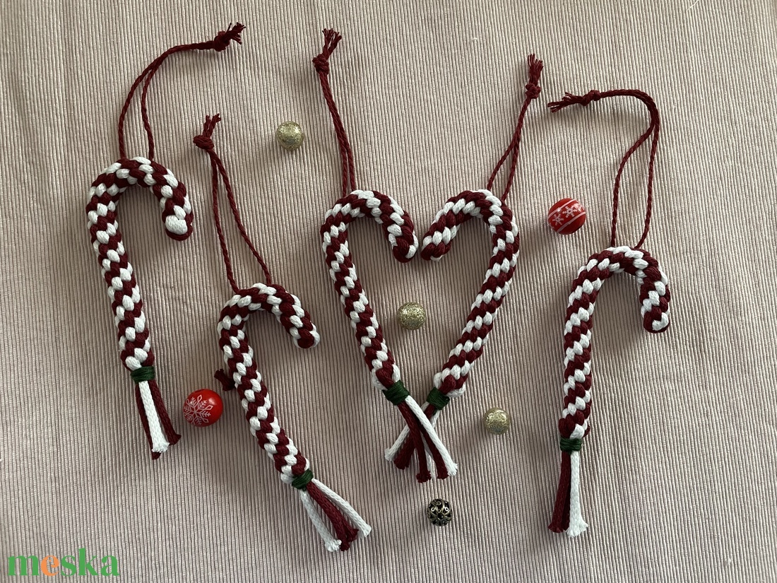 Makramé cukorka pálca karácsonyfa dísz - karácsony - karácsonyi lakásdekoráció - karácsonyfadíszek - Meska.hu