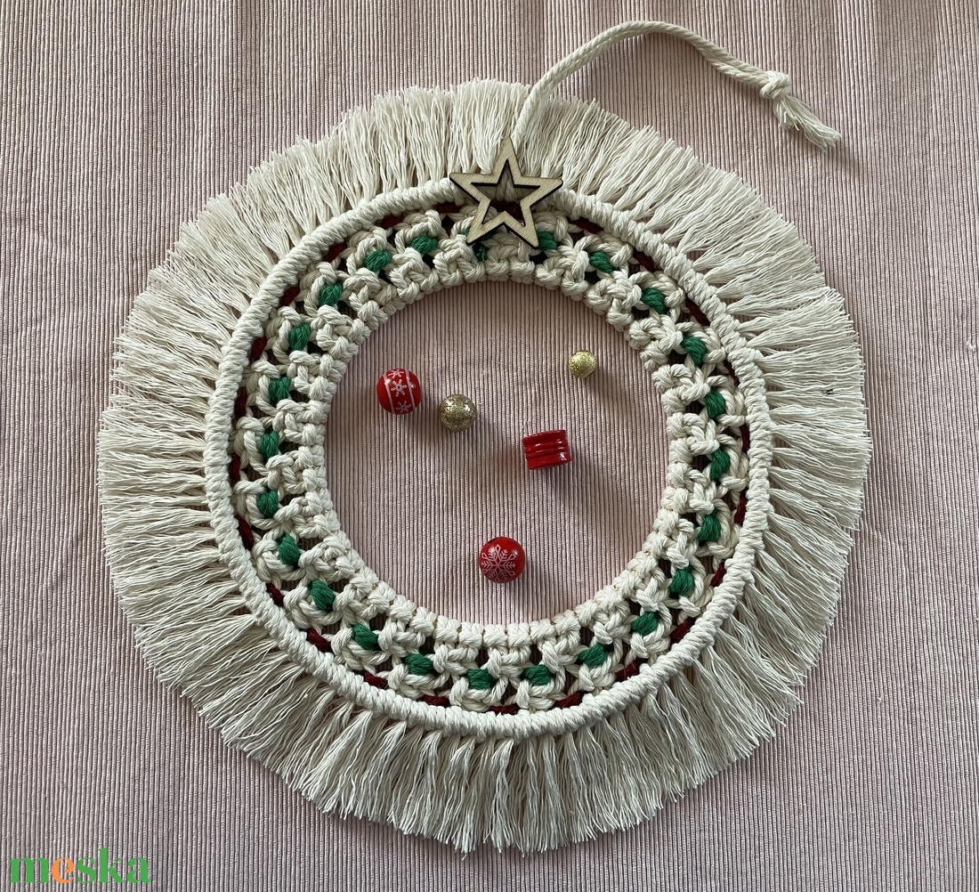 Karácsonyi makramé koszorú - karácsony - karácsonyi lakásdekoráció - karácsonyi ajtódíszek - Meska.hu