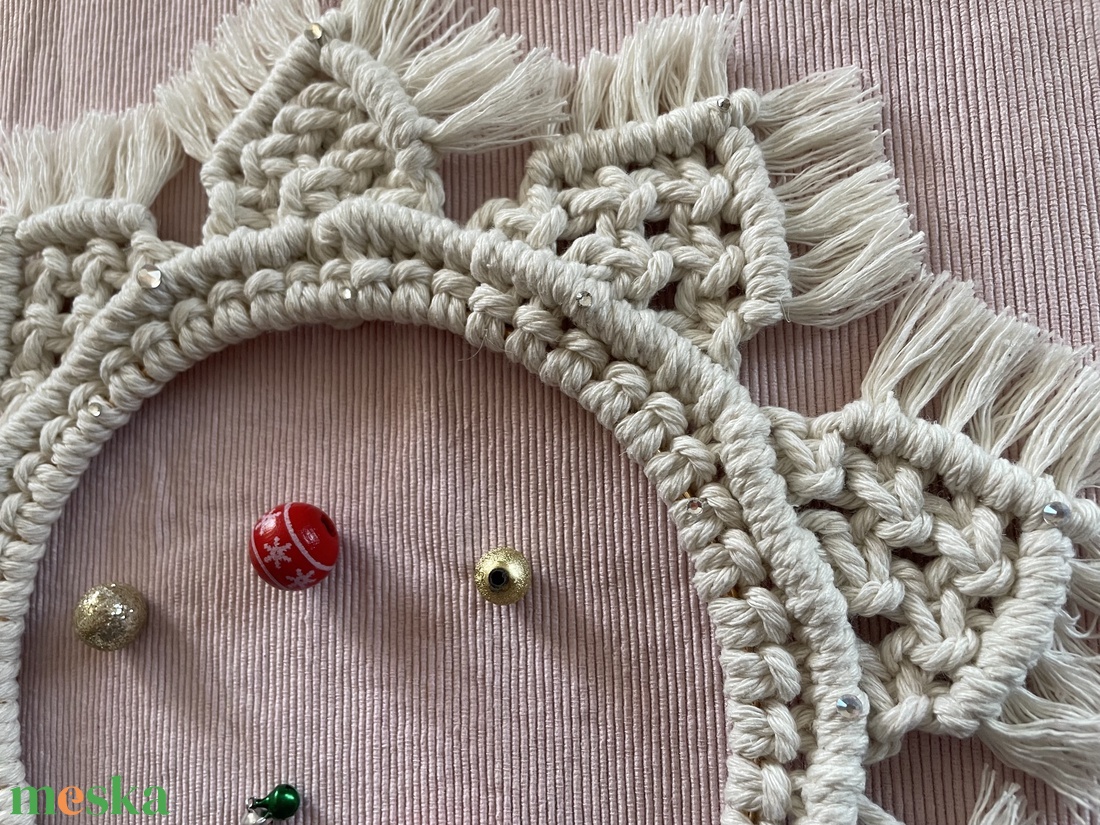 Makramé karácsonyi koszorú �Hópihe� - karácsony - adventi díszek - adventi ajtódísz - Meska.hu