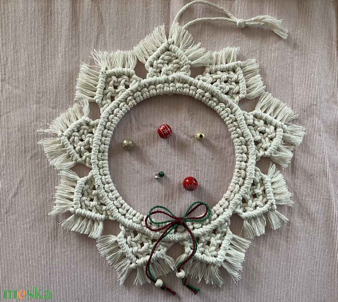 Makramé karácsonyi koszorú �Hópihe� - karácsony - adventi díszek - adventi ajtódísz - Meska.hu
