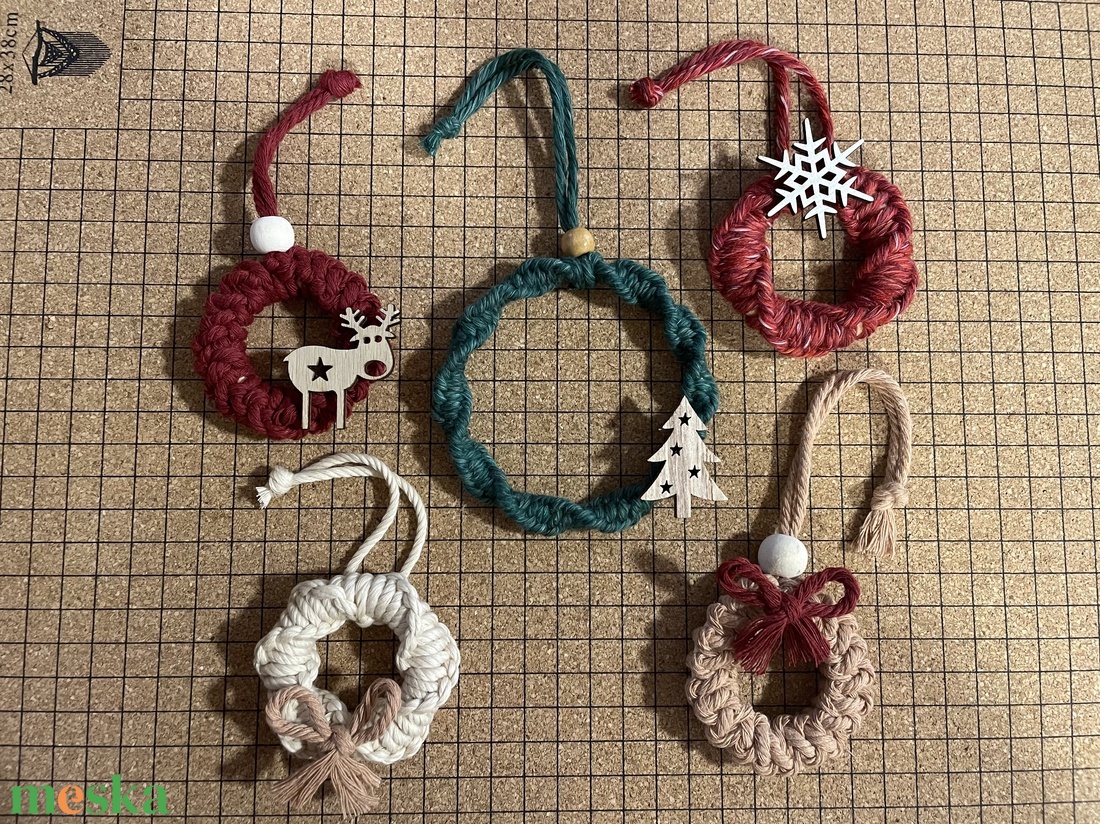 Makramé karácsonyfa díszek - karácsony - karácsonyi lakásdekoráció - karácsonyfadíszek - Meska.hu