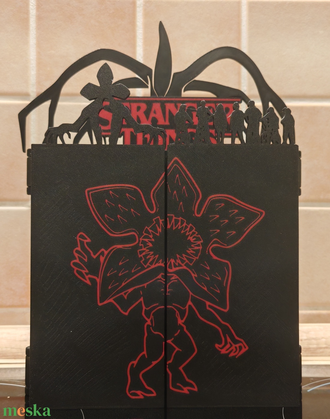 Stranger Things kinderjoy figura tartó, kinyitható változat - otthon & életmód - dekoráció - asztal és polc dekoráció - dekorációs tál, tartó - Meska.hu