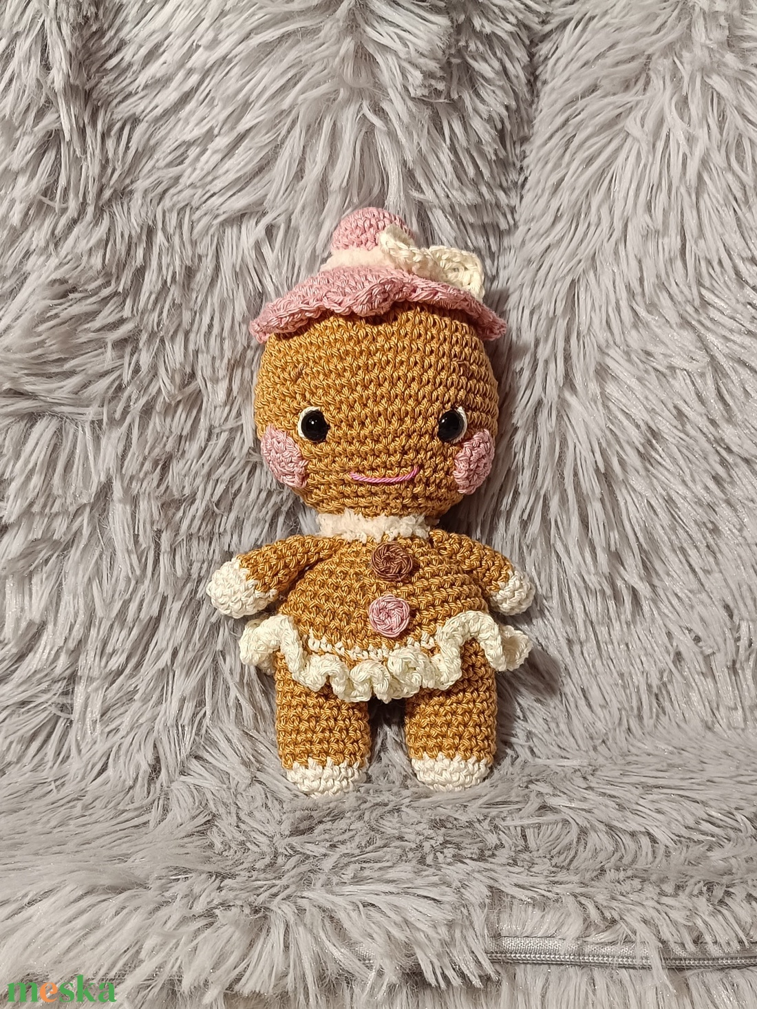 Mézi horgolt mézeskalács figura - amigurumi horgolt figurák - játék & sport - plüssállat & játékfigura - más figura - Meska.hu Mézi horgolt mézeskalács figura - amigurumi horgolt figurák - játék & sport - plüssállat & játékfigura - más figura - Meska.hu