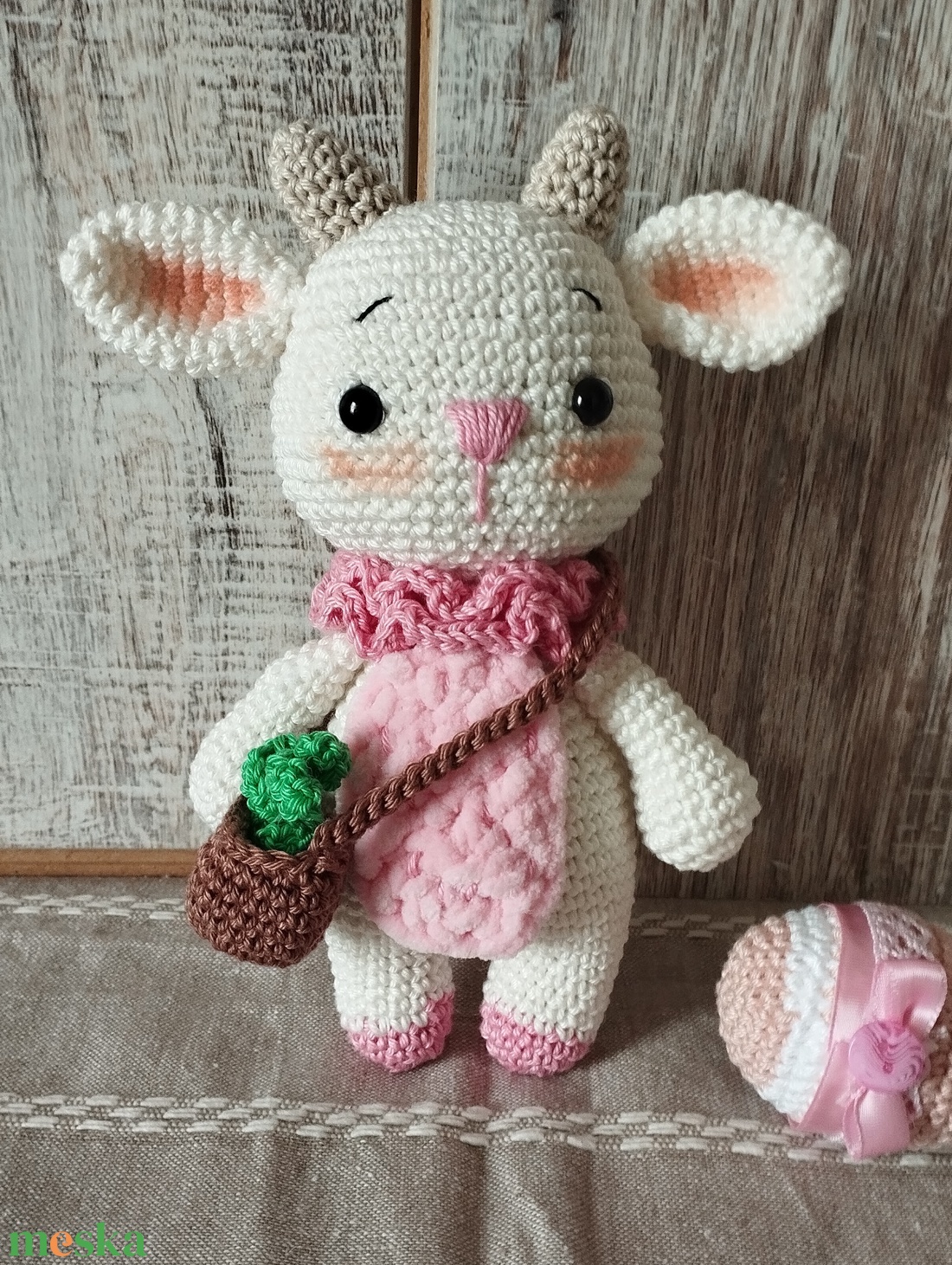 Vili a kis kecske - Horgolt figura - fehér / rózsaszín - amigurumi horgolt figurák - játék & sport - plüssállat & játékfigura - plüss mesefigurák - Meska.hu