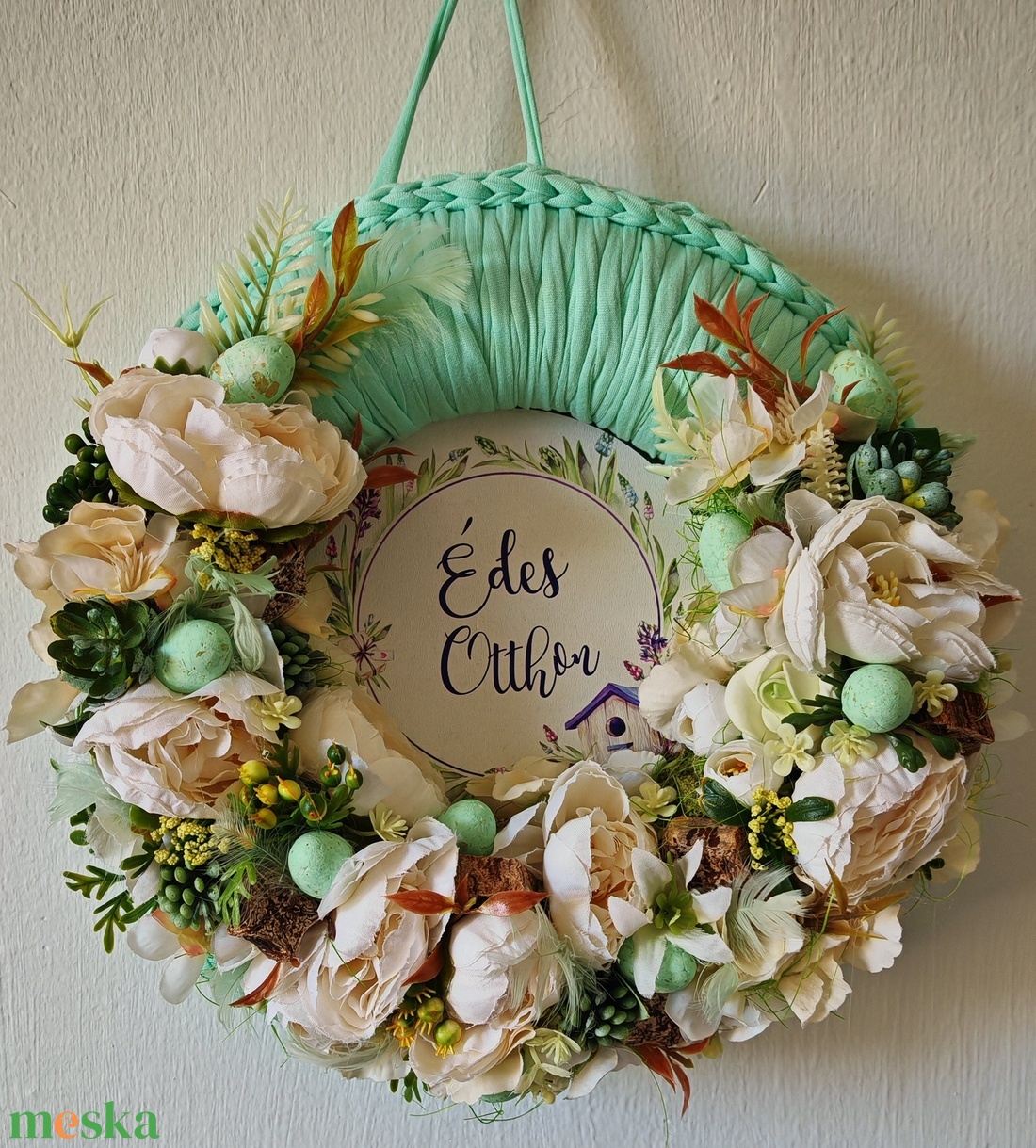 Húsvéti kopogtató / ajtódísz horgolt pólóalapon selyemvirágokkal és fatáblával menta színben - otthon & életmód - dekoráció - ajtó- és ablak dekoráció - ajtódísz & kopogtató - Meska.hu