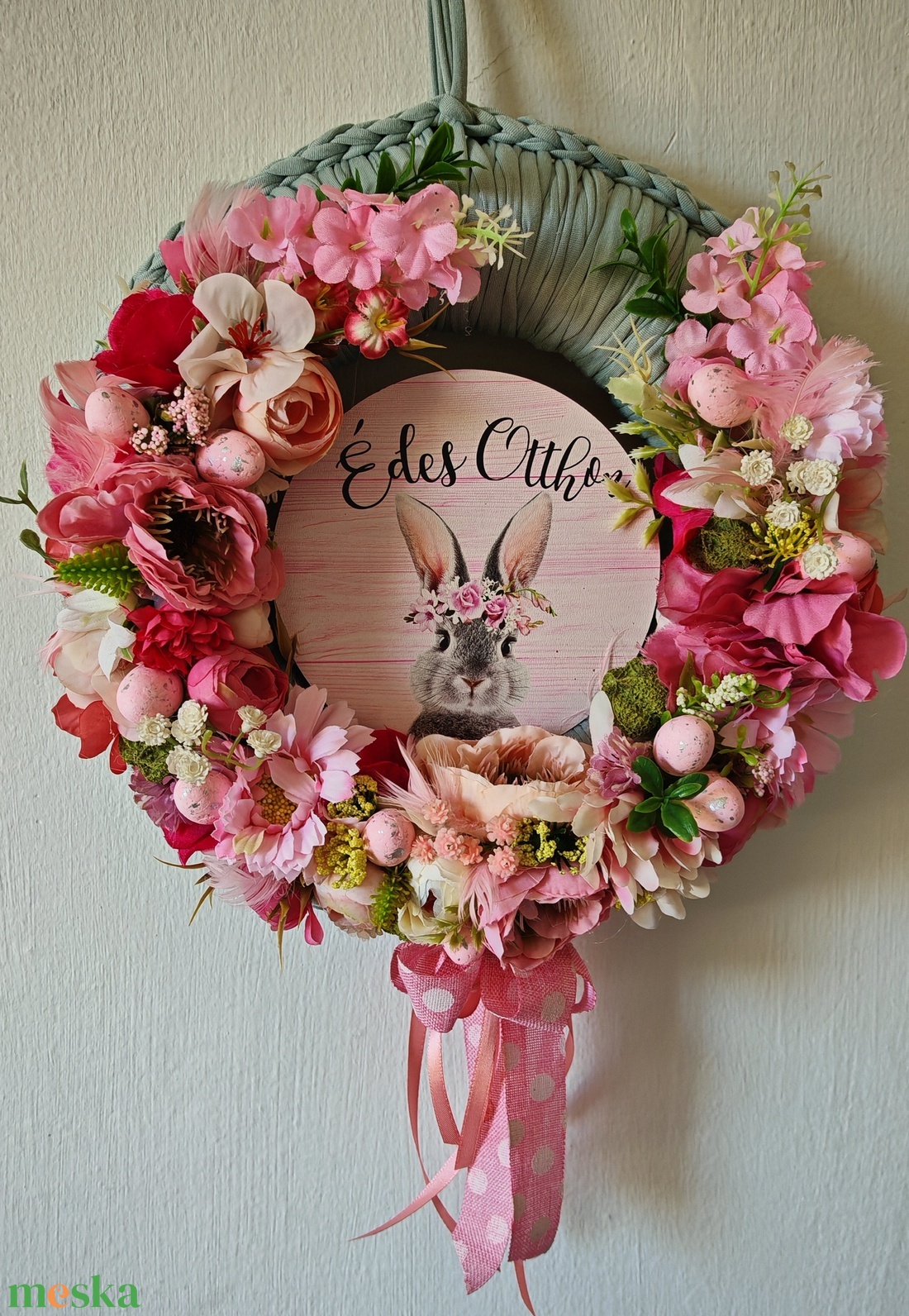 Húsvéti kopogtató / ajtódísz horgolt pólóalapon selyemvirágokkal és fatáblával szürke-rózsaszín - otthon & életmód - dekoráció - ajtó- és ablak dekoráció - ajtódísz & kopogtató - Meska.hu
