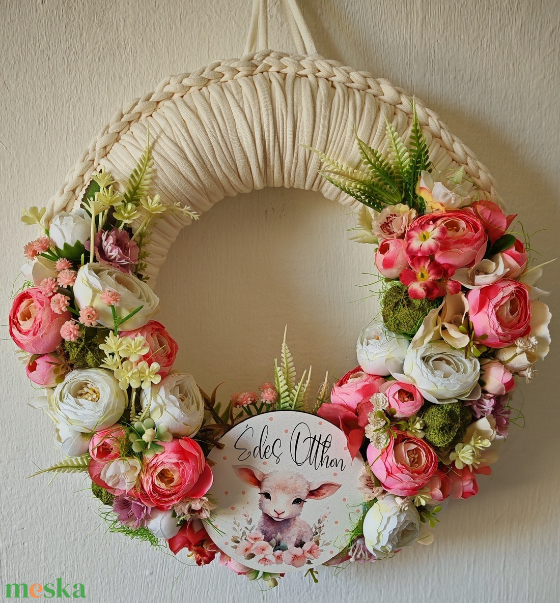 Húsvéti kopogtató / ajtódísz horgolt pólóalapon selyemvirágokkal és fatáblával krém-rózsaszín - otthon & életmód - dekoráció - ajtó- és ablak dekoráció - ajtódísz & kopogtató - Meska.hu