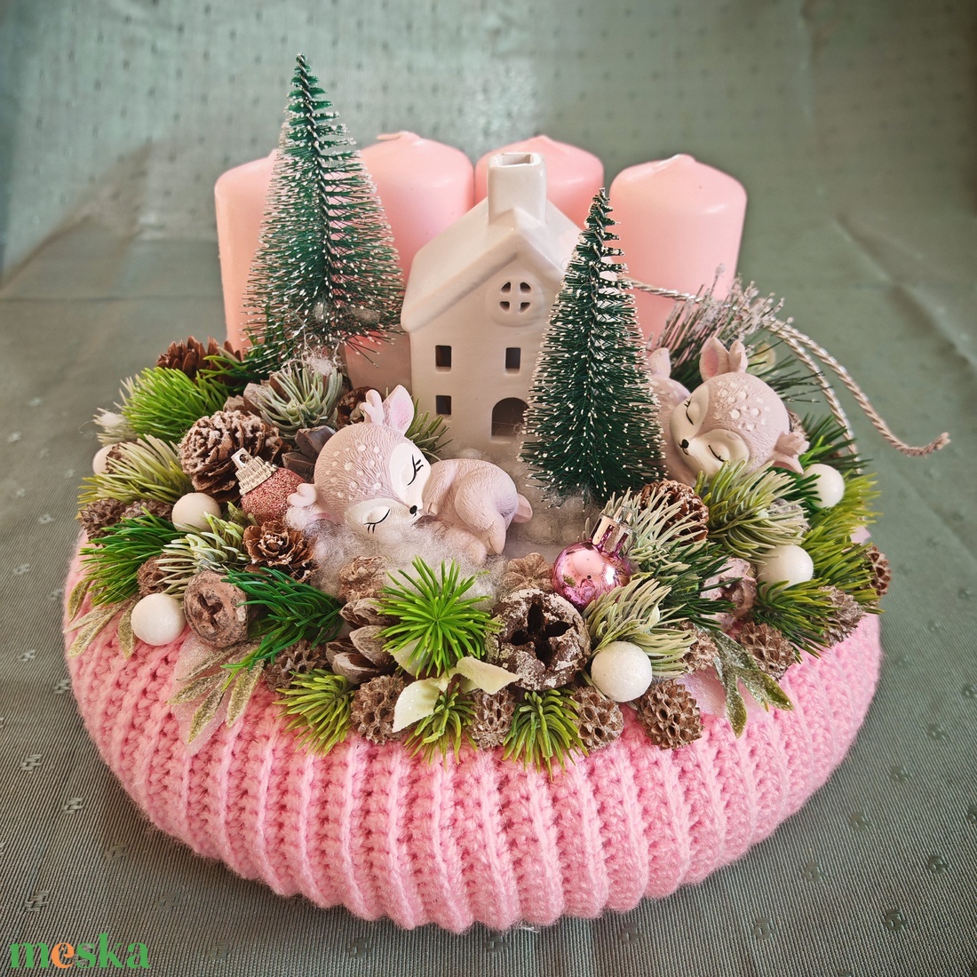 Adventi koszorú babarózsaszín horgolt alappal, rózsaszín gyertyákkal - karácsony - adventi díszek - adventi koszorú - Meska.hu
