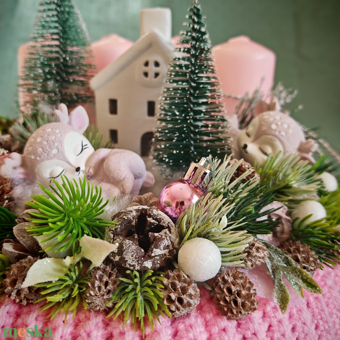 Adventi koszorú babarózsaszín horgolt alappal, rózsaszín gyertyákkal - karácsony - adventi díszek - adventi koszorú - Meska.hu