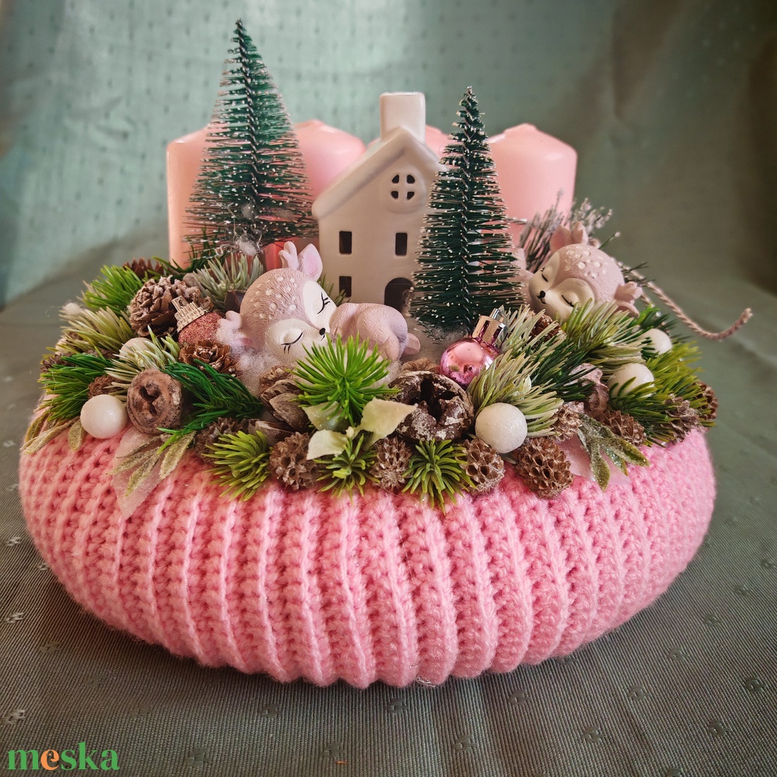 Adventi koszorú babarózsaszín horgolt alappal, rózsaszín gyertyákkal - karácsony - adventi díszek - adventi koszorú - Meska.hu