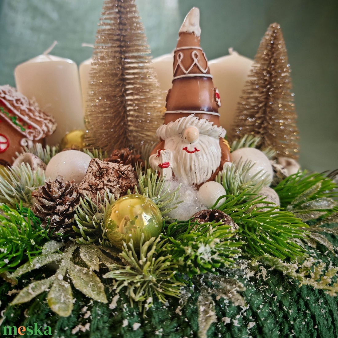 Adventi koszorú zöld horgolt alappal, beige gyertyákkal - karácsony - adventi díszek - adventi koszorú - Meska.hu